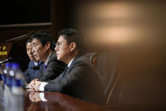 主演张子枫主演赵立新亮相开机仪式主演着防毒面罩生化服震撼亮相主演阵容主演阵容上，女主角泰勒;席林曾凭借精湛的演技获得两项金球奖提名、一项艾美奖提名；反派饰演者汤姆;威尔金森参演过《碟中谍4》、《蝙蝠侠：侠影之谜》等多部作品，曾获得两次奥斯卡奖项提名；还有《权力的游戏》中扮演;龙母婢女的娜塔莉;艾玛努埃尔，以及在《寂静之地》、《奇迹男孩》中都有过精彩表现的童星诺亚;尤佩加盟